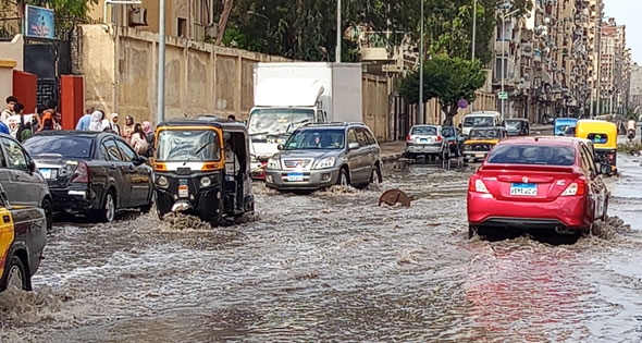 الإسكندرية تعيش ليلة عاصفة.. ولا خسائر فى الأرواح .. أجهزة الدولة تحتوى آثار الطقس السيئ .. والهلال الأحمر ينجح فى إنقاذ 34 شخصا عالقا
