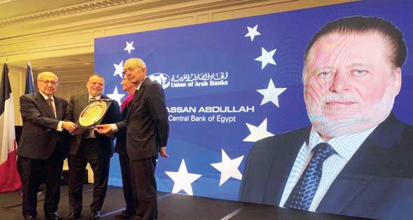 حسن عبدالله يتسلم جائزة محافظ عام 2025 من اتحاد المصارف العربية