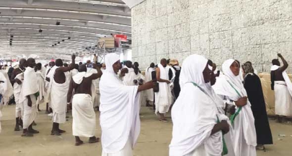 الحجاج المتعجلون يعودون مساء اليوم إلى بلادهم..
ضيوف الرحمن يواصلون رمى الجمرات ويؤدون طواف الإفاضة
