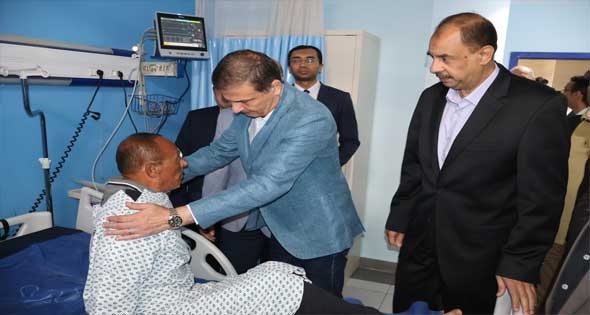 وزير الزراعة خلال زيارته موظف حماية الأراضى المعتدى عليه بسوهاج: 25 ألف جنيه مكافأة وترقية.. والتصدى بقوة للتعديات