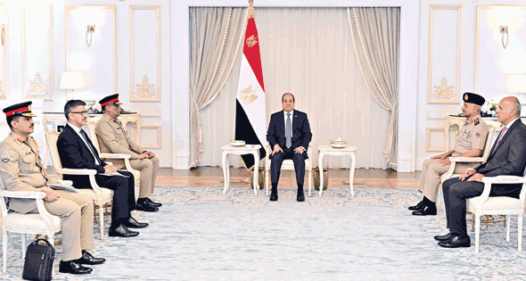 تعزيز التعاون العسكرى والأمنى مع باكستان.. السيسى يبحث مع «مرزا» جهود وقف النار فى غزة والأوضاع بجنوب آسيا
