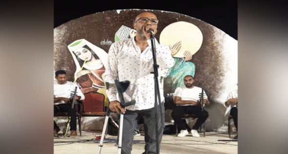 بـ «عكازين» وتفاعل جماهيرى.. «خير» يبدع فى ملتقى «السمسمية» ويحلم بالفرصة