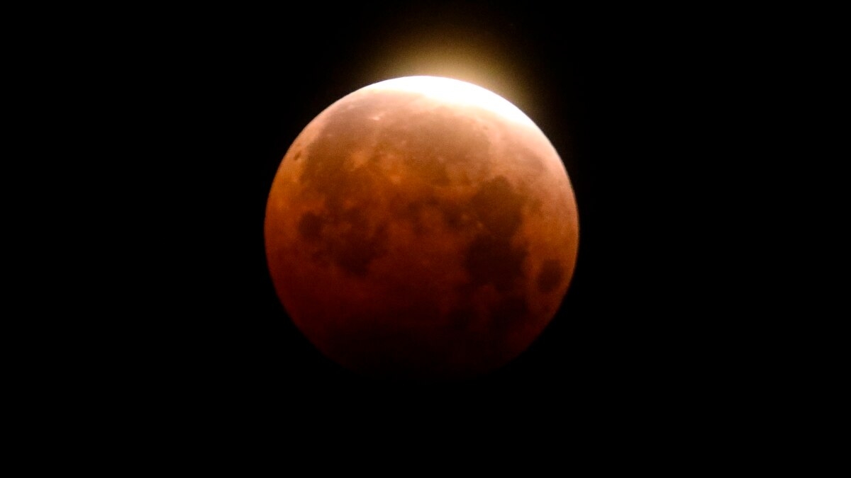 Total Lunar Eclipse to Turn Moon Red