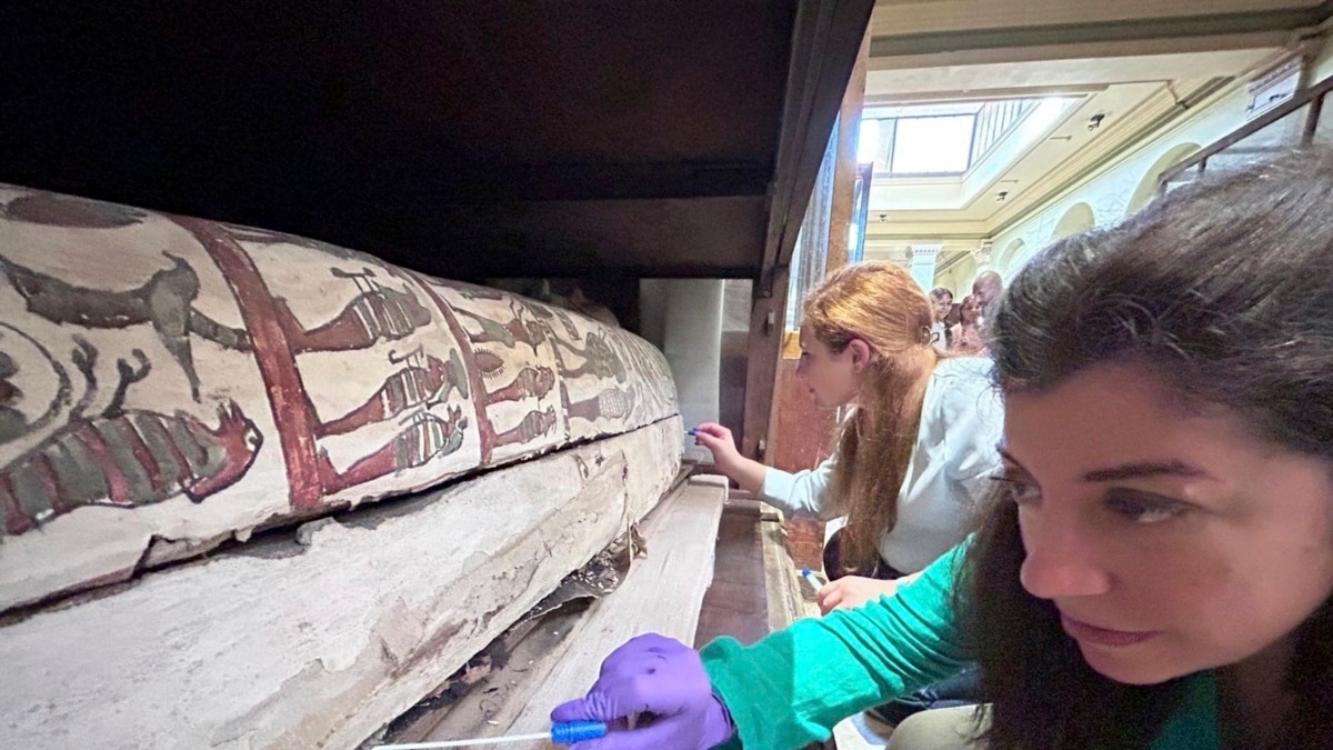 Researchers Use Chemical Examinations and Human Smell to Study Ancient Remains
