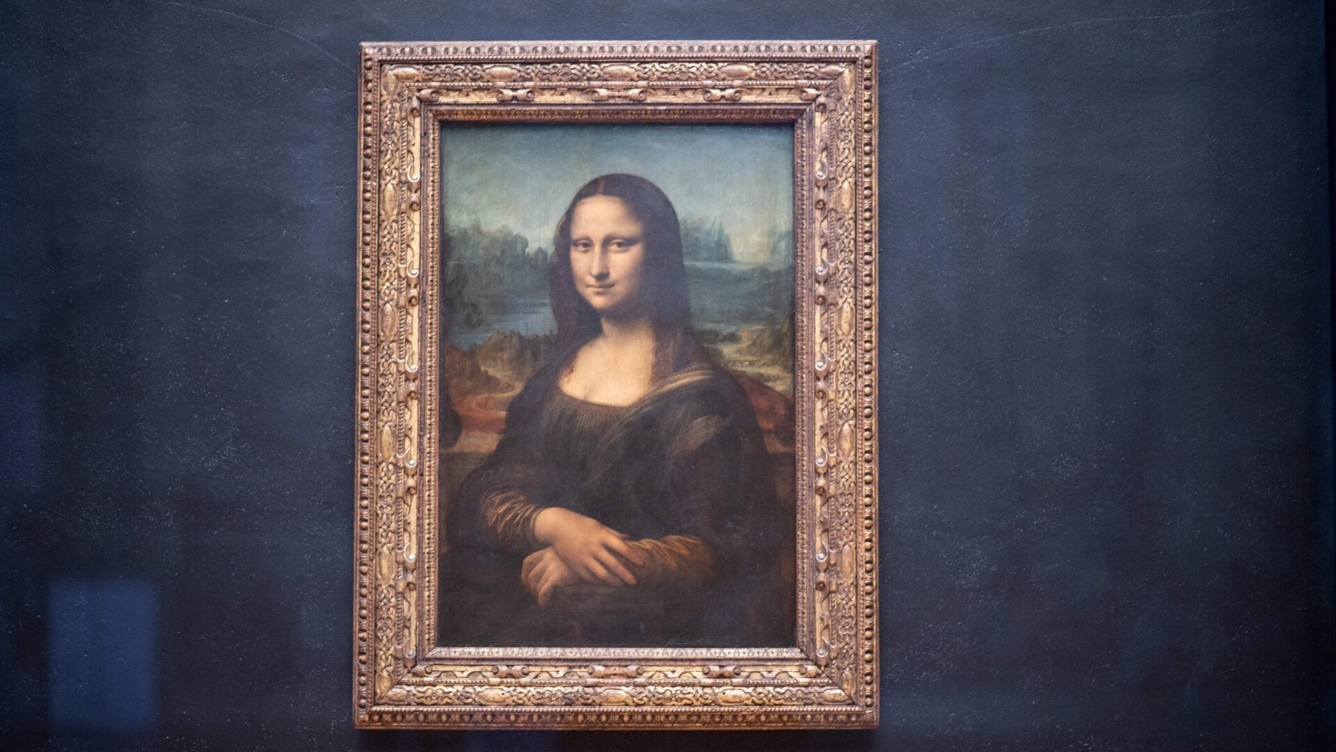 Plague of Phone-Addicted Tourists Shuts Down the Louvre