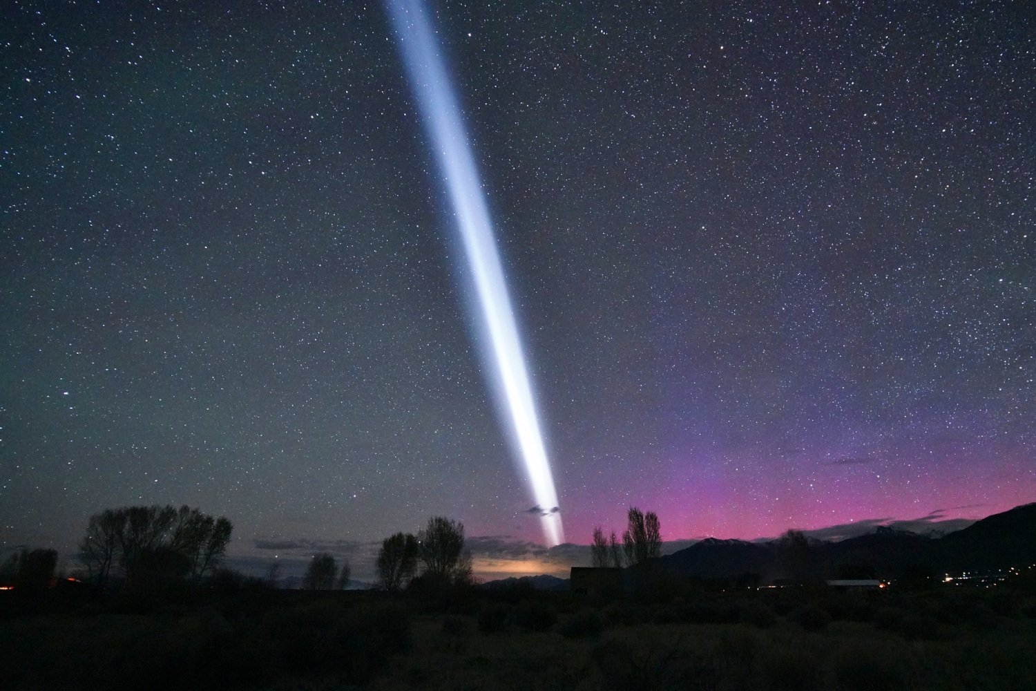 Strange, Dazzling White Streak Photobombs Rare Auroras Over the U.S.