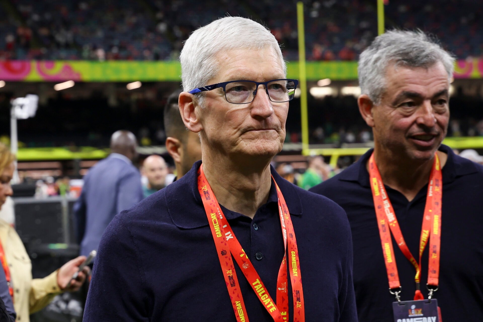 Apple's Stock Price Falls After Exec Says It Is Considering Injecting Safari With AI