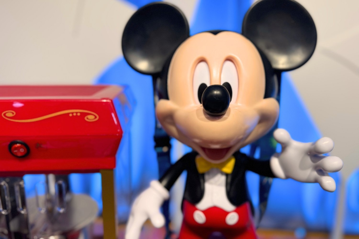You Can Now Eat Popcorn Out of a Moving, Talking Mickey Mouse at Disneyland