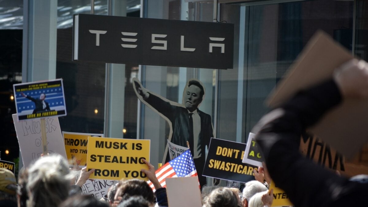 Musk Moves to Bring Tesla Power to U.K. As Car Sales Stumble