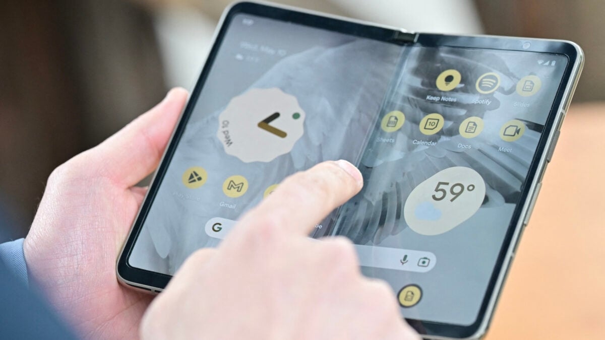We Need a Clamshell iPhone Now That Android Has Figured Out Foldables