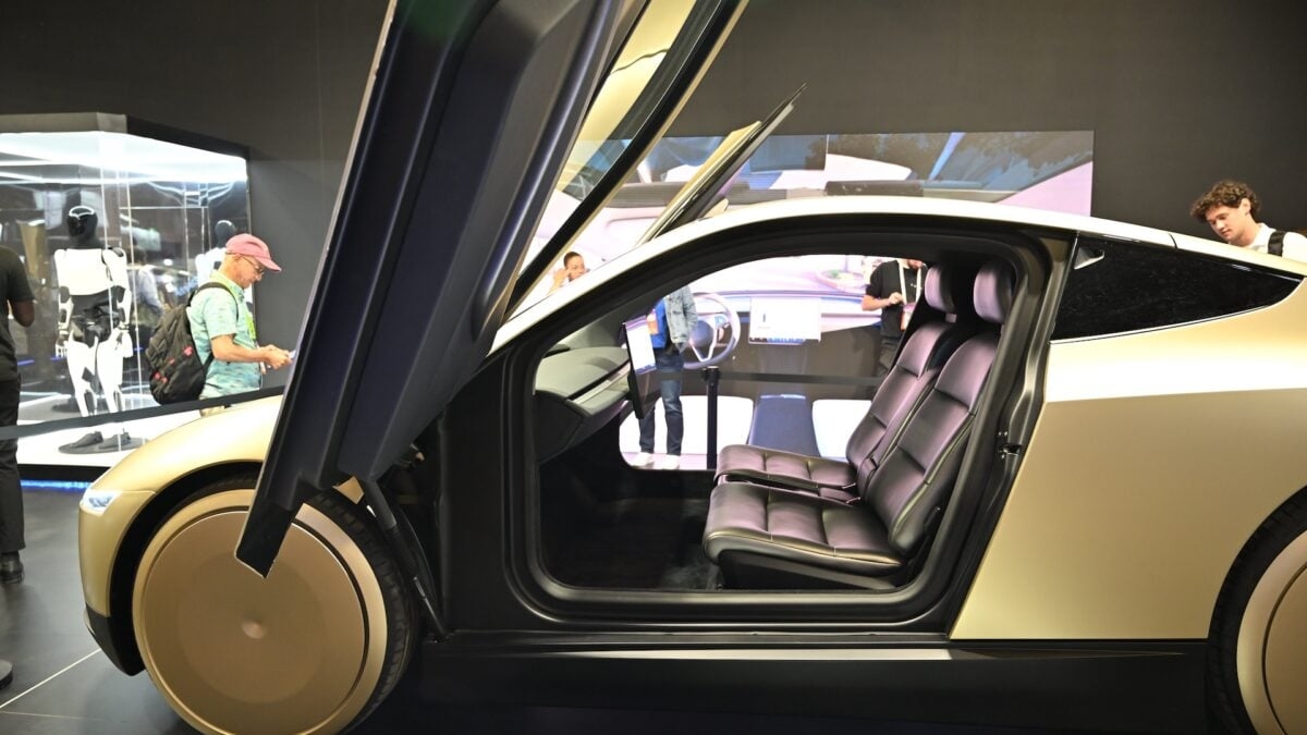 Trump Regime Wants to Make Approvals Easier for Tesla's Mythical Cybercab