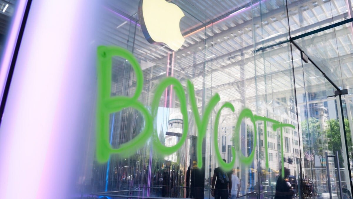 Everyone Is Yelling at Apple