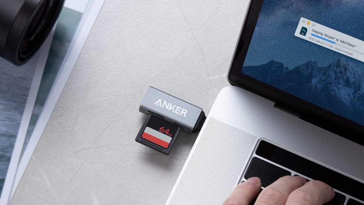 Anker's Dual SD and MicroSD Card Reader Drops Below $10, It Feels Like a Giveaway