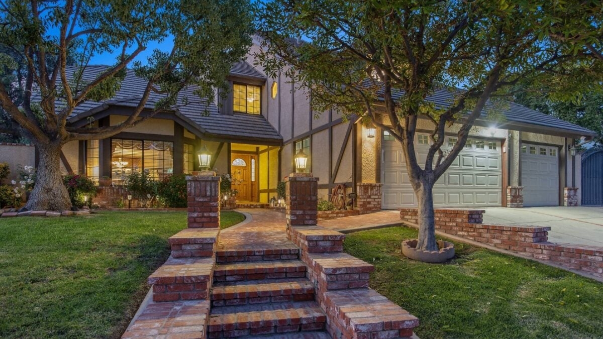 You Can Stay at the House From ‘Poltergeist', and Even Have Someone Haunt You