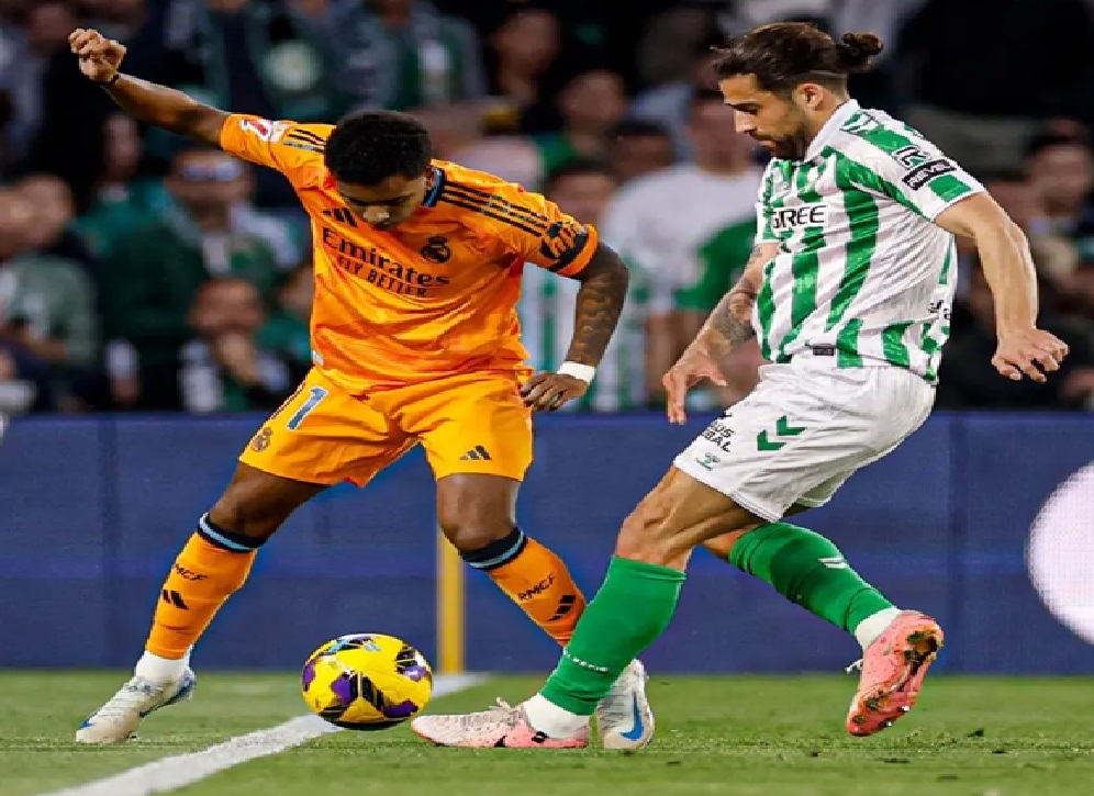 بطولة إسبانيا لكرة القدم : ريال مدريد بنهزم امام ريال بيتيس بـ (2-1)