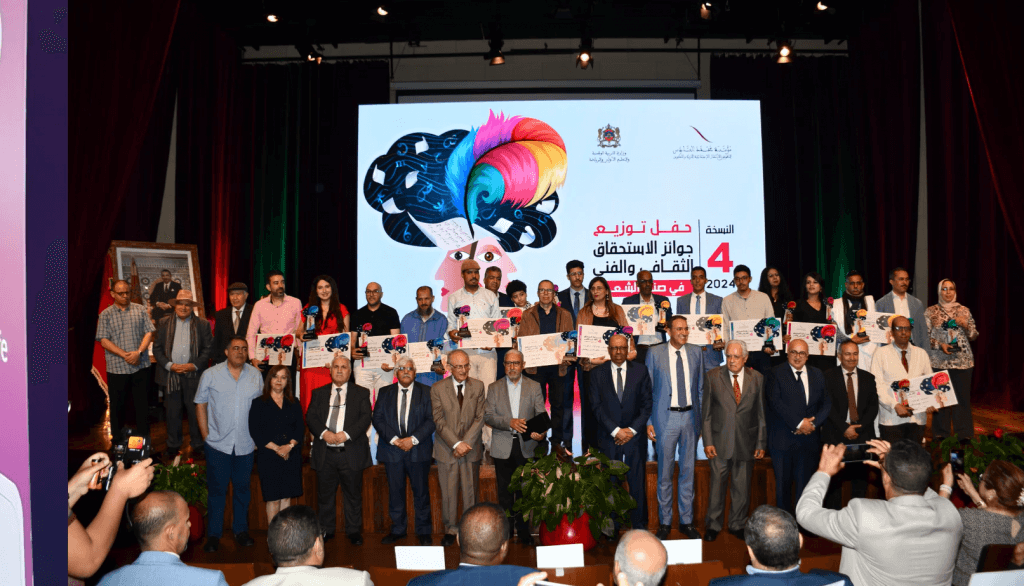 تتويج الأساتذة الشعراء الفائزين بالنسخة الرابعة لجائزة الاستحقاق الثقافي والفني + 'الفيديو'