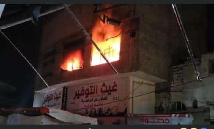 احتراق مركز تجاري بالكامل في إب وسط تأخر فرق الإطفاء