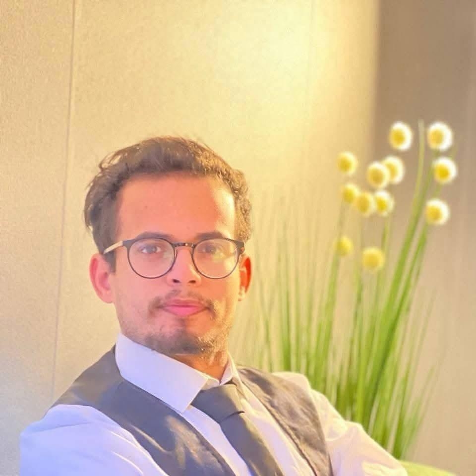 ميليشيا الحوثي تقتل مخرجًا وثائقيًا يمنيًا وتُصيب شقيقه في قصف جوي بمحافظة مأرب