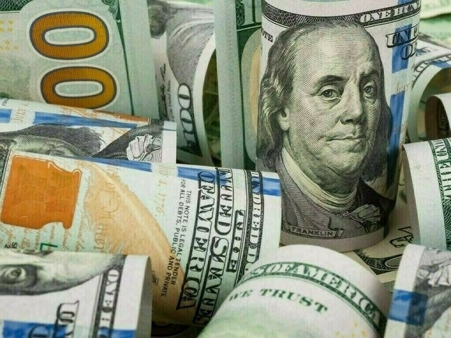 Dollar trades lower, euro gains
