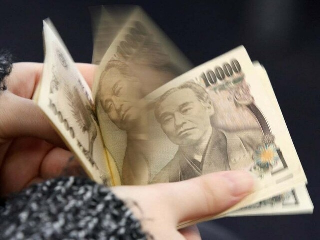 Dollar falls against yen