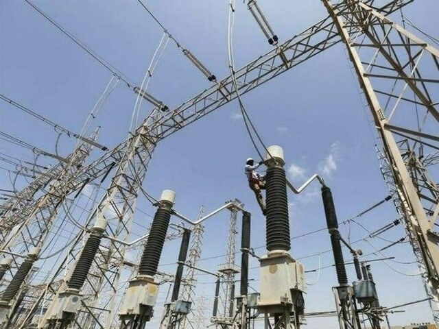 Awais shares power sector reforms, plans with World Bank