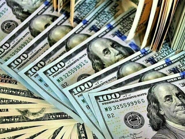 Dollar falls as investors see long court battle on tariffs