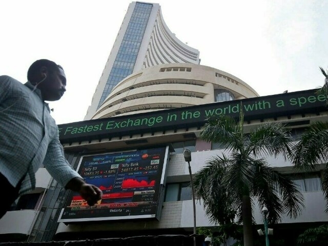 Indian benchmarks lower as IT, metals outweigh growth boost