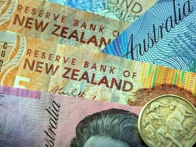 Aussie, kiwi gain as tariff risks drag on dollar