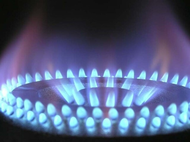 US natgas prices ease on forecasts for less demand, lower flows to LNG export plants