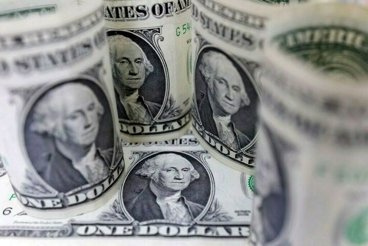 Dollar slips versus major currencies