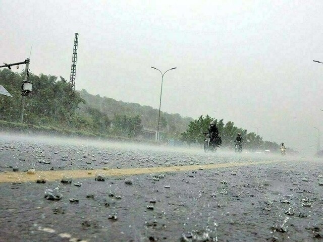 Heavy rain batters Lahore, causes urban flooding & casualties