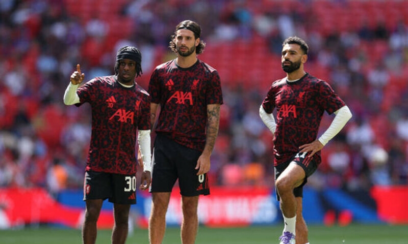 Liverpool spend big to hold off Arsenal, City in Premier League title fight