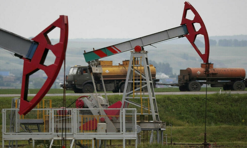 Oil climbs on Russia supply risks, ahead of summit