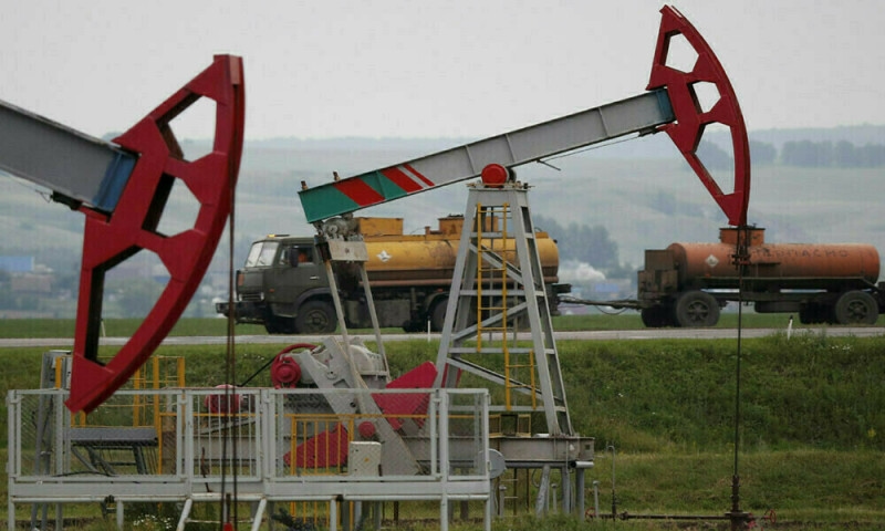Oil maintains gains ahead of Trump-Putin summit