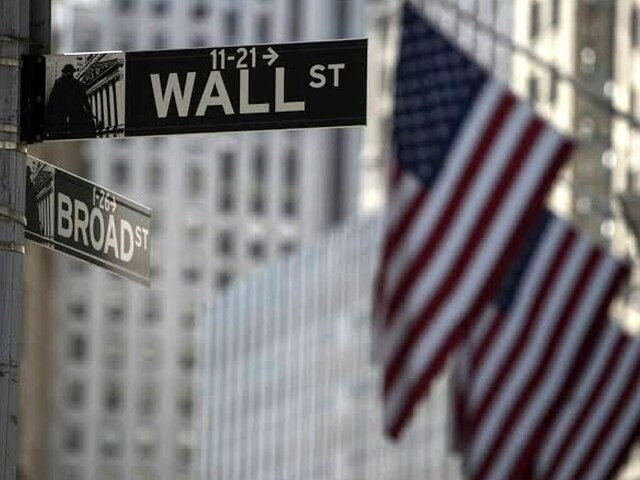 Wall St mixed, chip majors wobble after China sales deal
