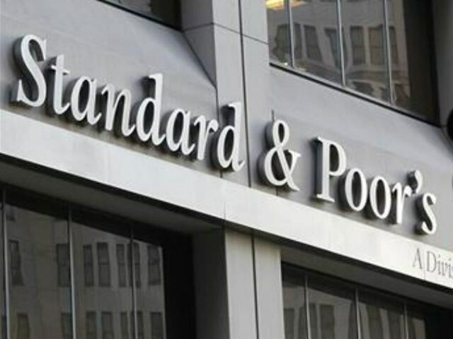 S&P 500, Nasdaq hover near record highs