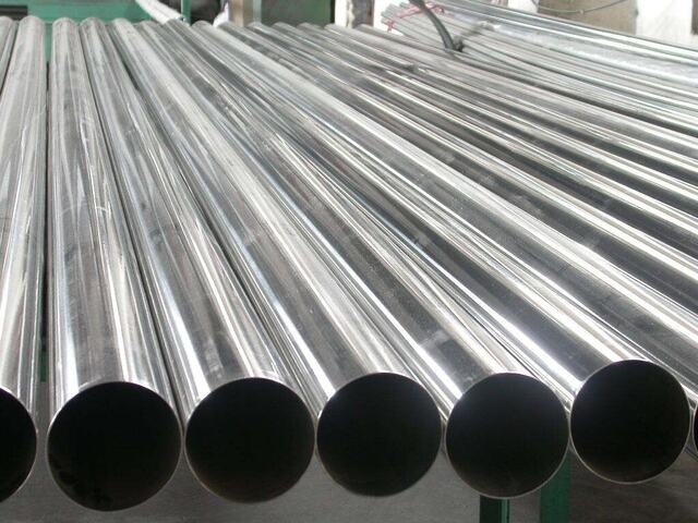 Aluminium hits near two-week low on Ukraine talks