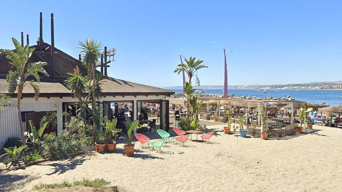 British tourist is shocked to be charged extra for two ICE CUBES at Spanish bar