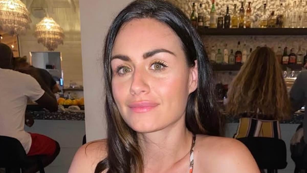 Mom diagnosed with cancer after strange symptom in her hands which anyone can check in seconds