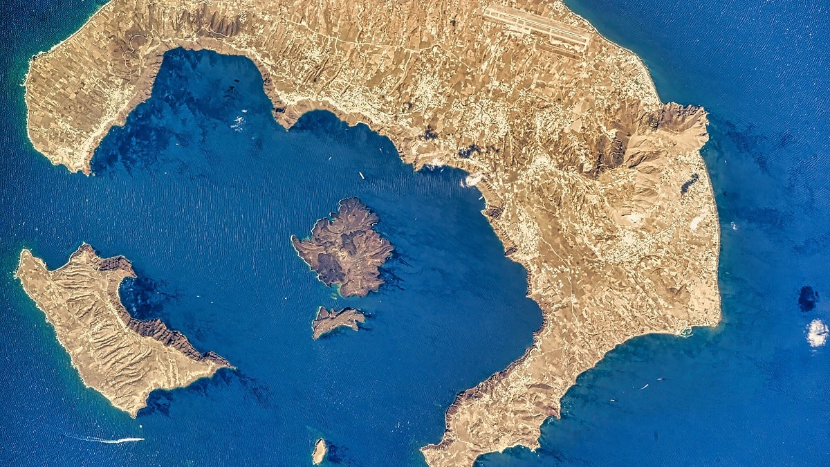 Popular holiday destination under threat of volcano capable of 'really destructive eruption'