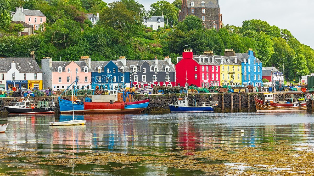 The pretty little seaside town where Kate & Wills will enjoy next holiday - and is also filming location for cult classic TV show