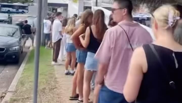 Giant lines spotted outside Sydney pubs at 9am as Anzac Day commemorations kick off