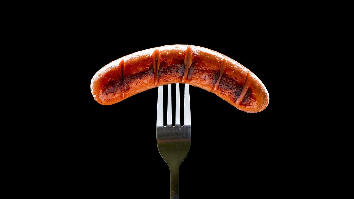 BREAKING NEWS Major supermarket issues urgent recall for sausages due to blue plastic contamination