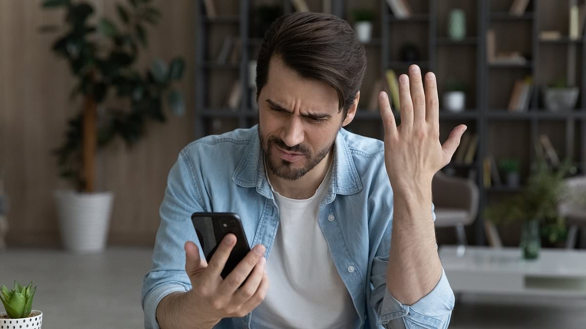 BREAKING NEWS Online banking app goes DOWN leaving thousands unable to access money
