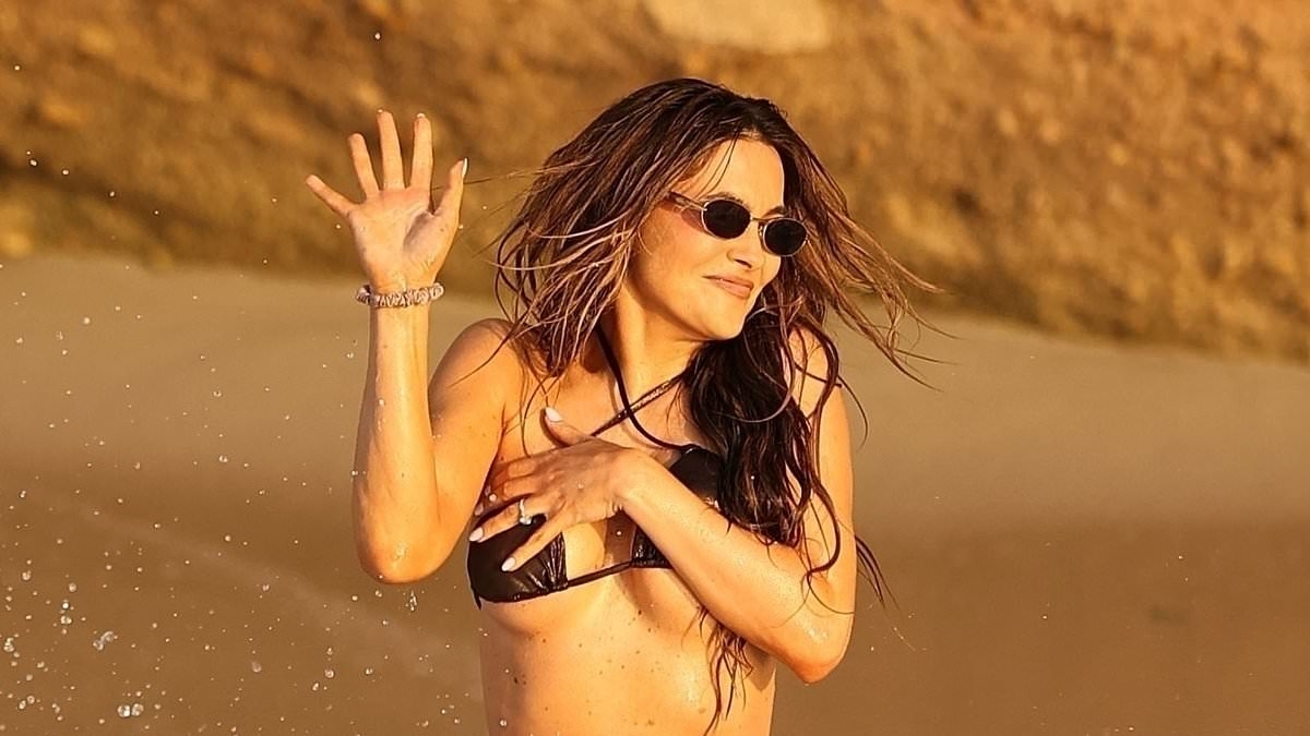 Chrishell Stause and hair stylist Chris Appleton enjoy beach day in Mexico