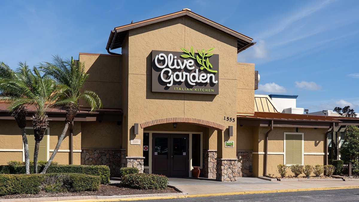 Olive Garden diner disgusted by garnish that came with her drink