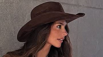 Pia Whitesell turns heads as she models $7,700 cowgirl outfit at Stagecoach Festival in California