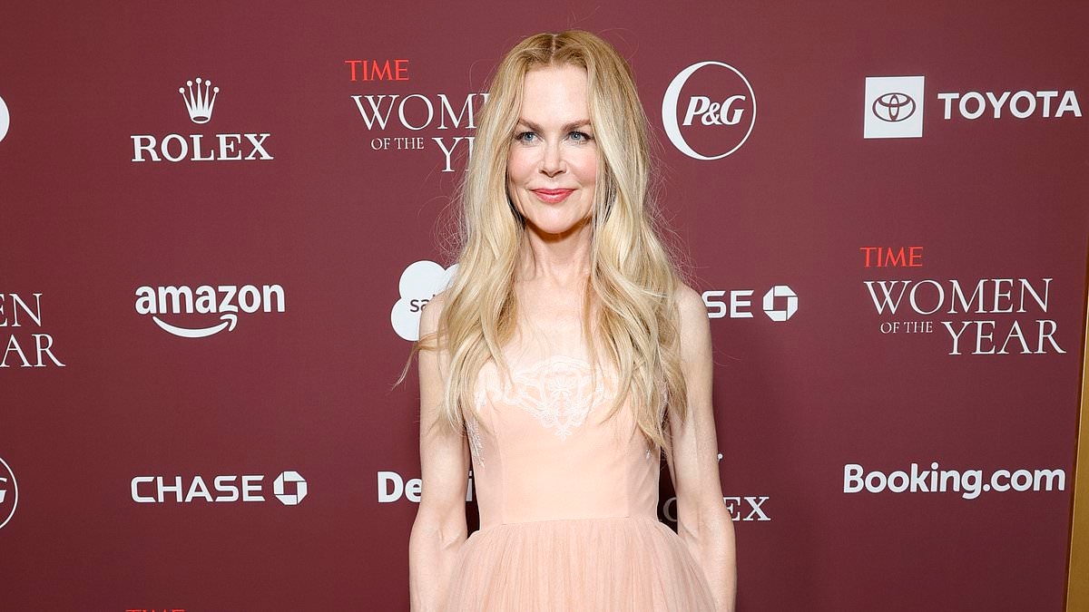 Nicole Kidman is receiving an award from Salma Hayek's husband... after the bombshells seemed to 'feud' last year