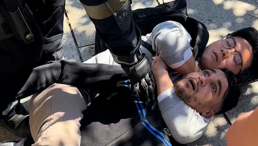 Instant karma as 'thief' is tackled by tourist who puts him in a chokehold after he 'tried to steal his camera' in Barcelona