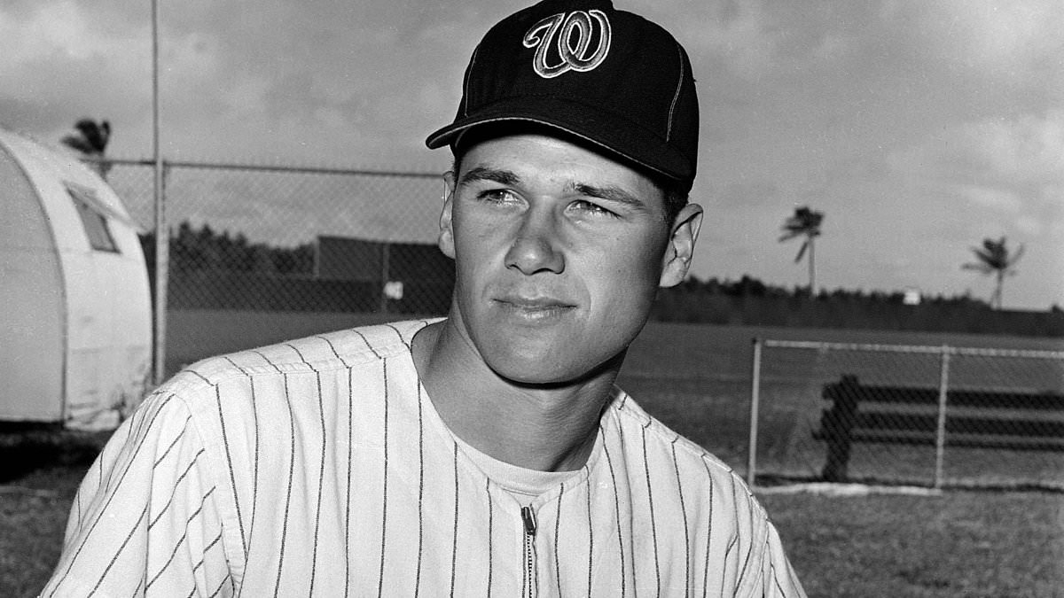 Two-time Super Bowl winner who played a season in MLB dead at 84